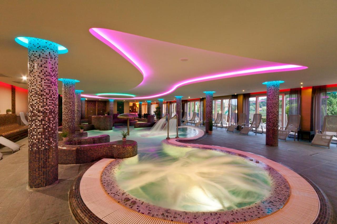 To Wellness Hotel Банк Екстер'єр фото